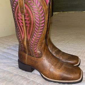 Women’s Ariat square toe boots size 8